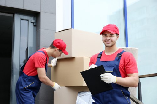 Local packing support for a home move in Friernbarnet